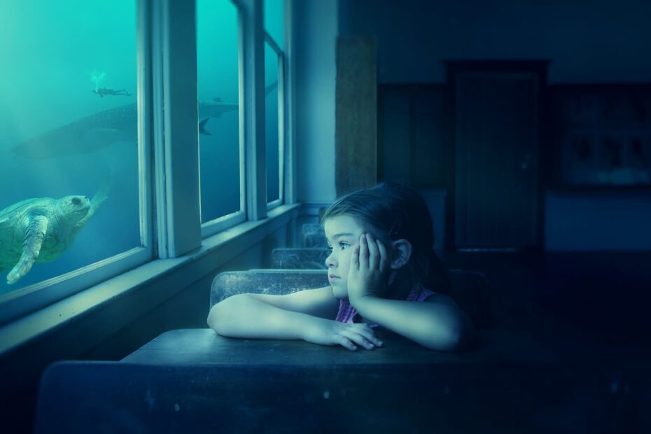 Fille en classe qui fait acte de présence et imagine un aquarium à travers les fenêtres.