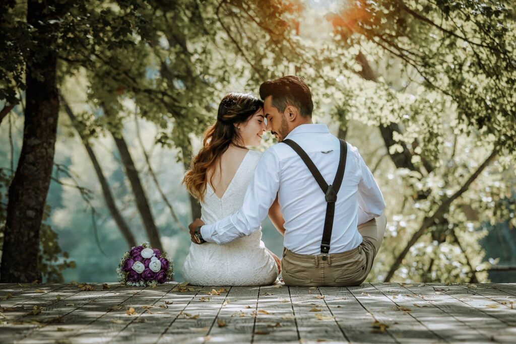 Un homme et une femme qui reconnaissent un amour inconditionnel dans les yeux de leur partenaire.