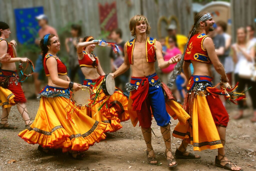 Dans leur vie, un groupe de danseur jouant un rôle dans une comédie.