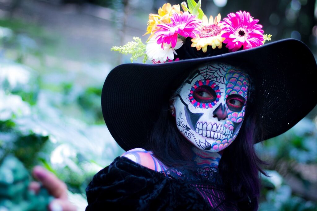 Le masque a été accepté par la population grâce à la psychologie inversée et aux peurs irrationnelles.