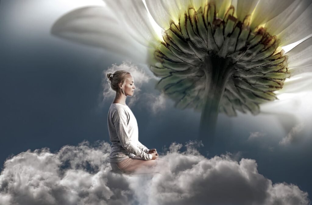 Une femme qui médite et connecte le pouvoir au centre du Soi plutôt que de le polariser. S'en suit l'éclosion d'une fleur gigantesque.