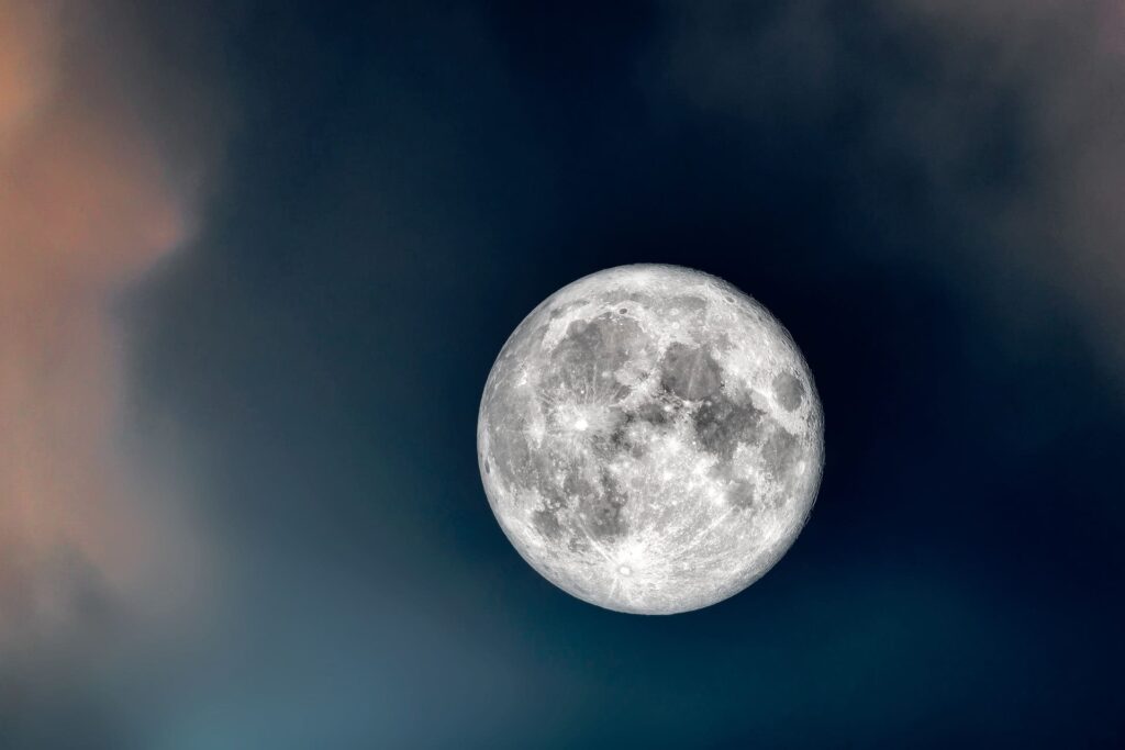 Communication télépathique avec la lune.