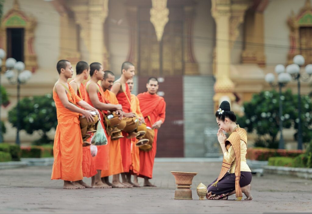 Une femme dans le don de soi avec les moines.