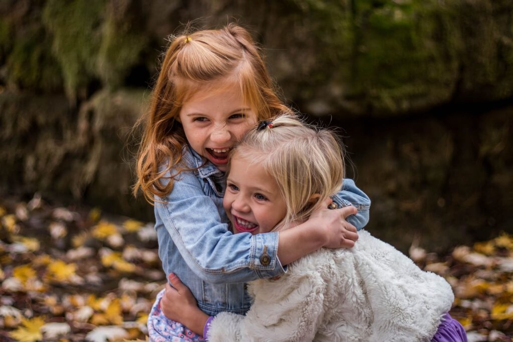2 filles se serrant dans les bras créant un lien inoubliable.