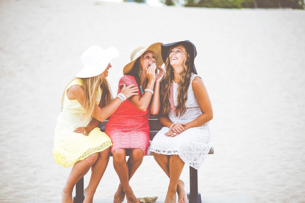 3 femmes qui rayonnent le changement avec leur sourire.
