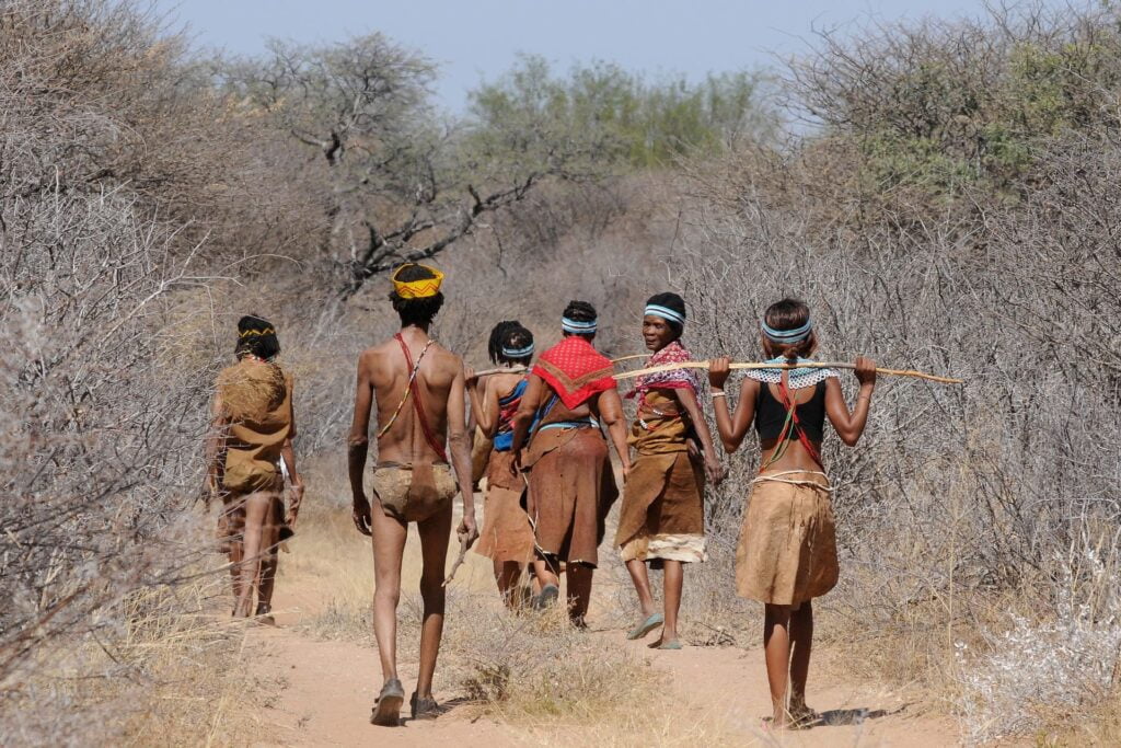 Une ancienne tribu qui marche. Et si à côté d'eux, le fonctionnement de notre civilisation actuelle moderne était primitive ?