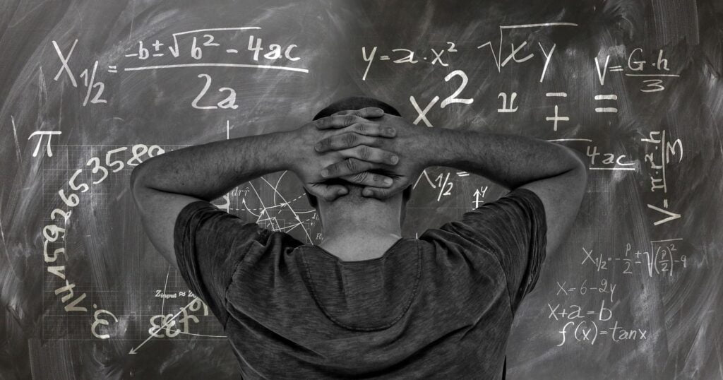Un homme devant un problème de mathématique insoluble.