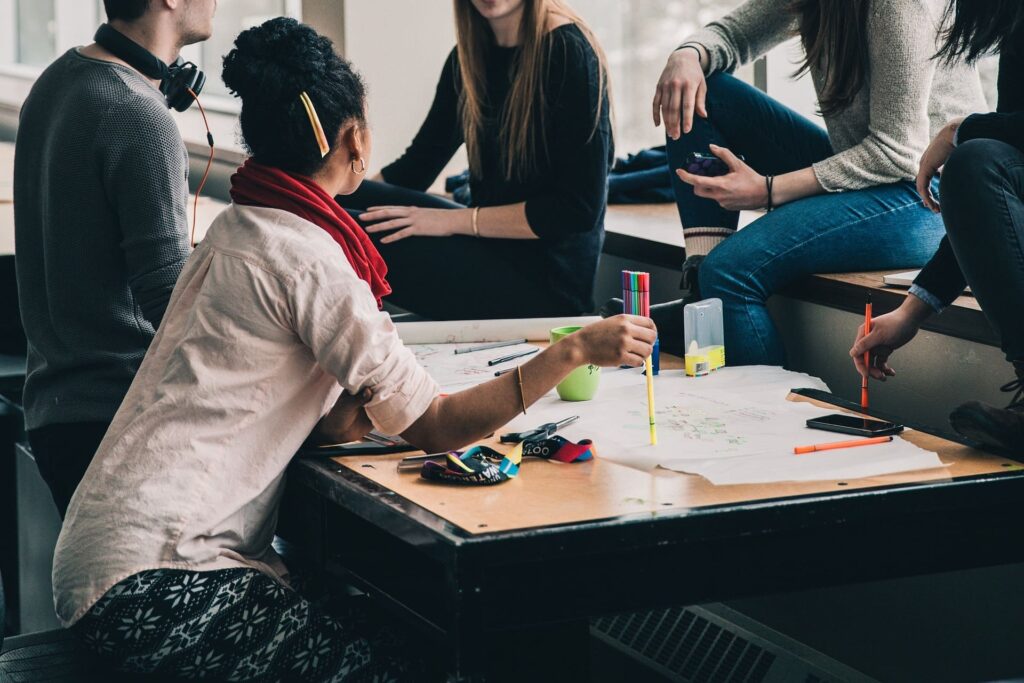 4 lycéens qui travaillent sur un projet: "comment obtenir ce que je veux ?"