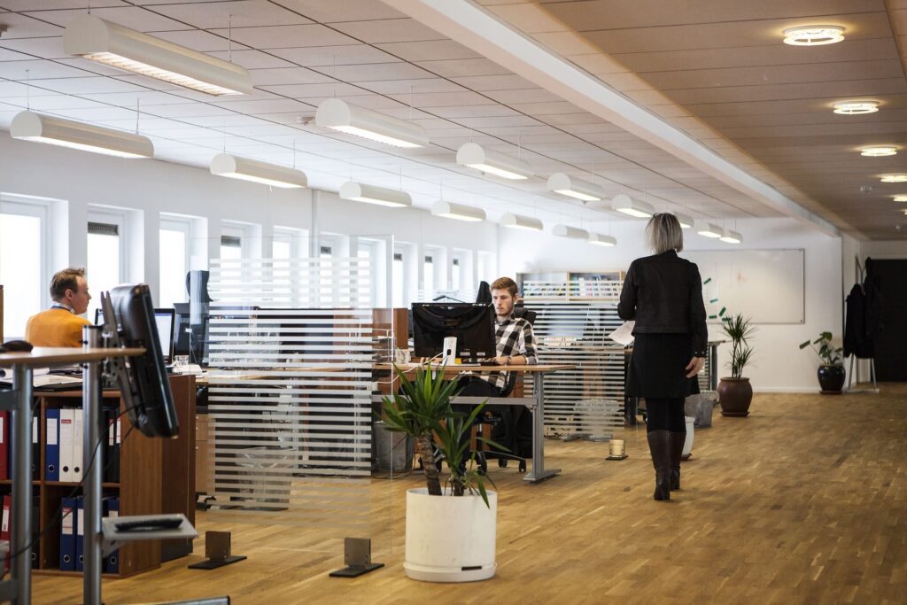 Ce bureau d'entreprise représente le fonctionnement d'une société mentale à l'extrême inverse de la connexion émotionnelle.