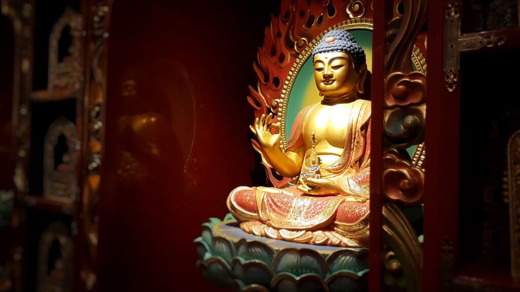 Une statue de bouddha en or dans un temple qui a trouvé comment obtenir l'éveil spirituel.
