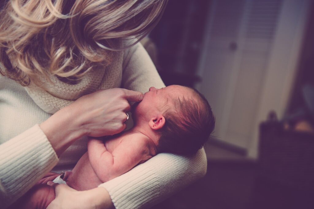 Une femme dans le pardon partage son énergie d'amour à son enfant.