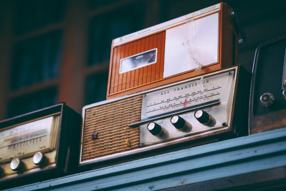 Un ancien poste radio comme émetteur récepteur de fréquences.