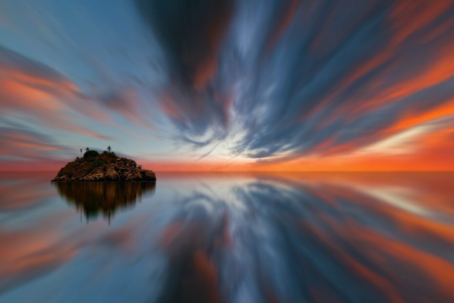 Le ciel qui se reflète sur l'eau comme miroir de l'impermanence du monde créé par l'énergie sous-jacente à la matière.