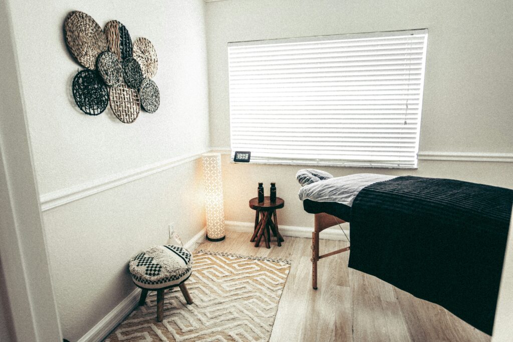 Salle éclairée avec table de massage permettant une séance de magnétisme ré-informationnel